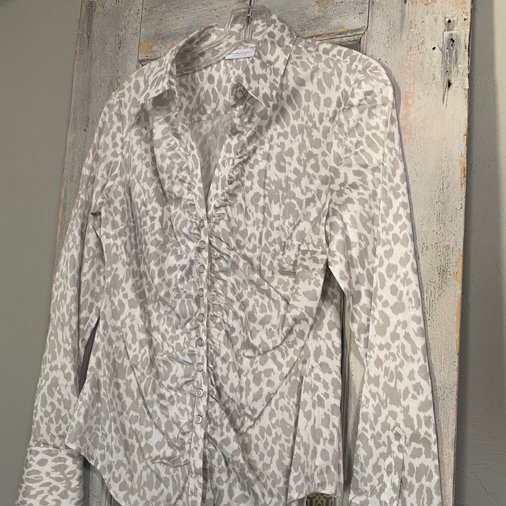 Women’s fitted dress shirt